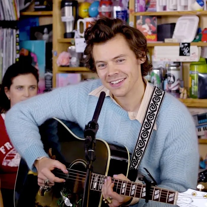 misner_mike's tweet photo. Harry styles is just a young Frank Gallagher, change my mind !!!! https://t.co/q0vlZkBXat