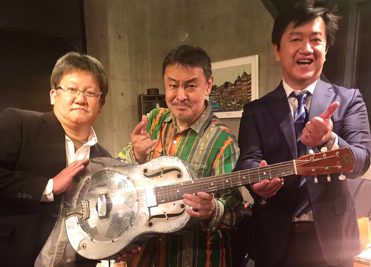 naokichiman_ysd's tweet photo. 昨日は2年ぶりの大師匠のライブ。毎年見ていたスタジオライブとは違う雰囲気。やっぱりライブはハコだなぁ。なんだかんだで華のある十紀夫さん。それに比べて自分の見事なまでの“働くおじさん”感.....😂
.
#打田十紀夫 #福岡 #御縁屋 #アコースティックブルース #tokiouchida #fukuoka #acousticblues https://t.co/I7GA0QJjeX