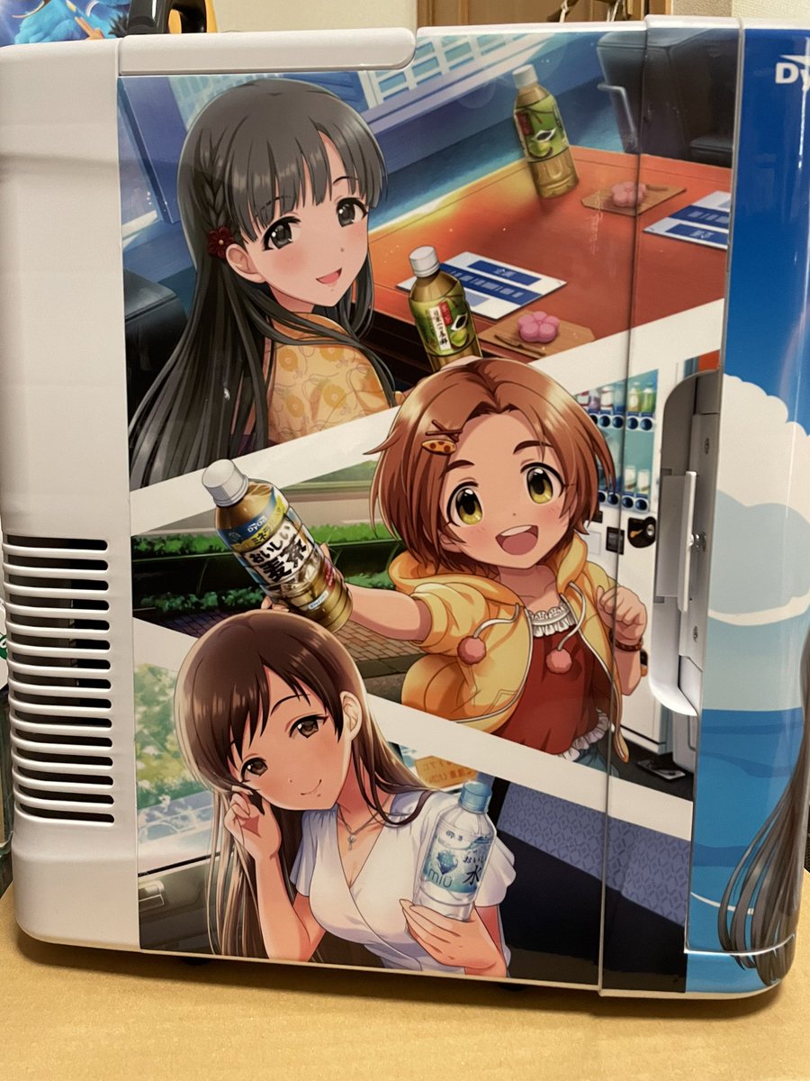 Memories_Fille's tweet photo. DyDoのキャンペーンで当選した保冷温蔵庫が届いた！！
こういう懸賞で当選した事が人生で一回もなく、初めてがデレマスっていうのがかなり嬉しい！！
そして思いの外デカくて置き場所に困るっていう…w https://t.co/uNjTL2CMe8