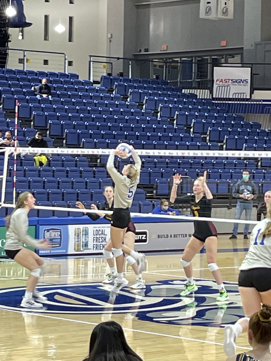 rpaulsen28's tweet photo. Finally got to watch some Drake Volleyball and ⁦@csmit05⁩ set. Great job tonight!! https://t.co/VAxRHzIXT4