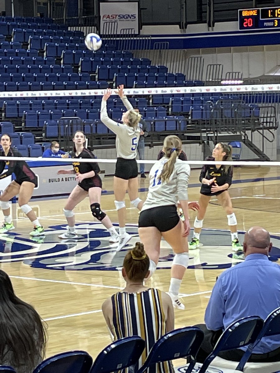 rpaulsen28's tweet photo. Finally got to watch some Drake Volleyball and ⁦@csmit05⁩ set. Great job tonight!! https://t.co/VAxRHzIXT4