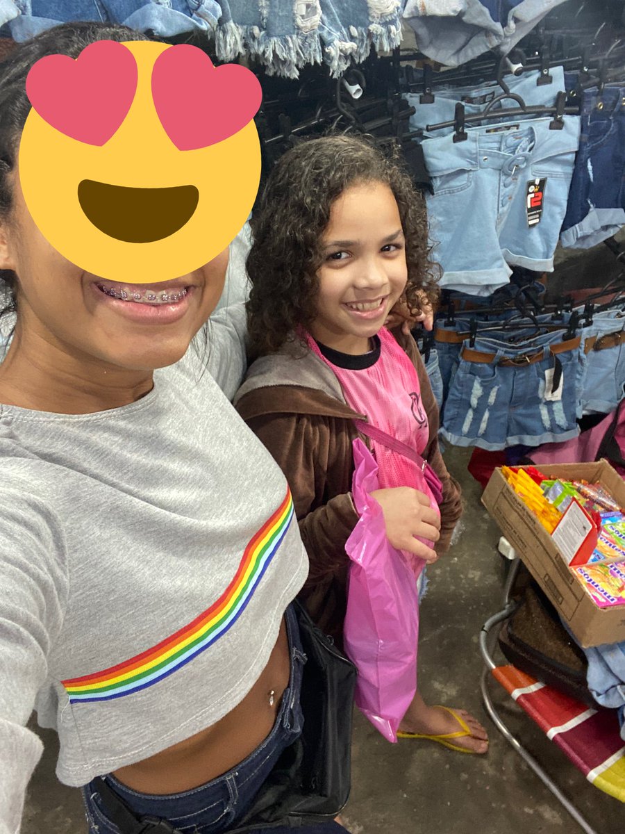 vihhnevess's tweet photo. Toda semana ela vem e pergunta o valor do short e sempre vendendo a sua balinha, essa semana foi diferente ela veio pergunta o valor de novo só q eu já estava com o presente dela guardadinhoo, tia mima sim pq somos guerreiras, titia ama❤️🥰💕 https://t.co/owMPkaGeKU