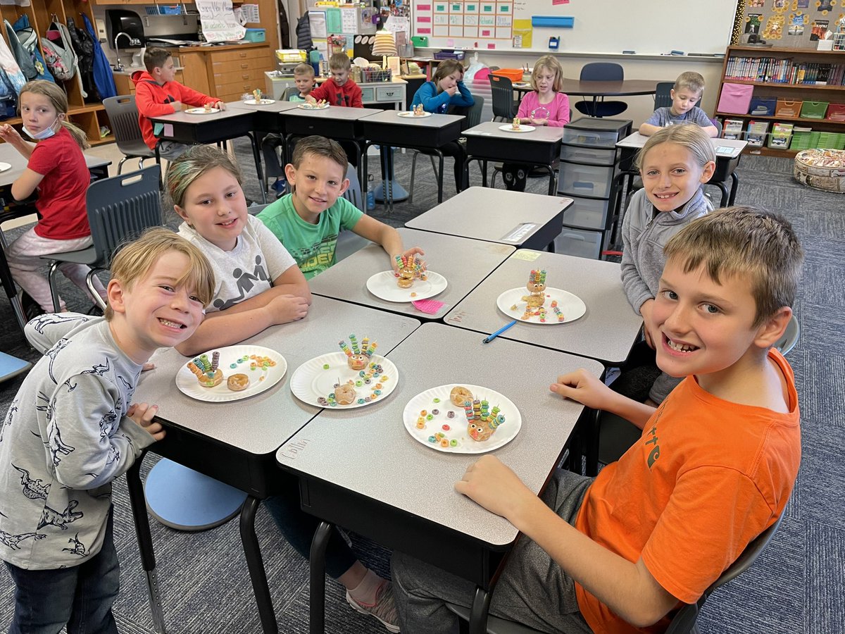 MrsIsraelson's tweet photo. The Outlaws made Edible Breakfast Turkeys for #falconfamilies today!! https://t.co/tOOR7k1VG0