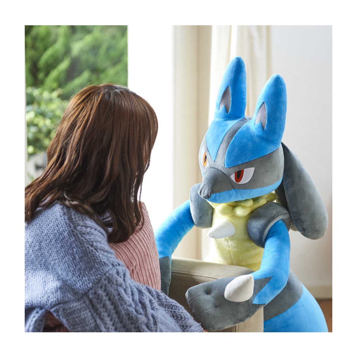 CentroPokemon's tweet photo. Ya está disponible para reservas el peluche de Lucario en tamaño real en el Pokémon Center de EEUU.

Costará $419.99 y estará disponible en abril de 2022.

https://t.co/GHF0rrwDyv https://t.co/8Ux9quAncr