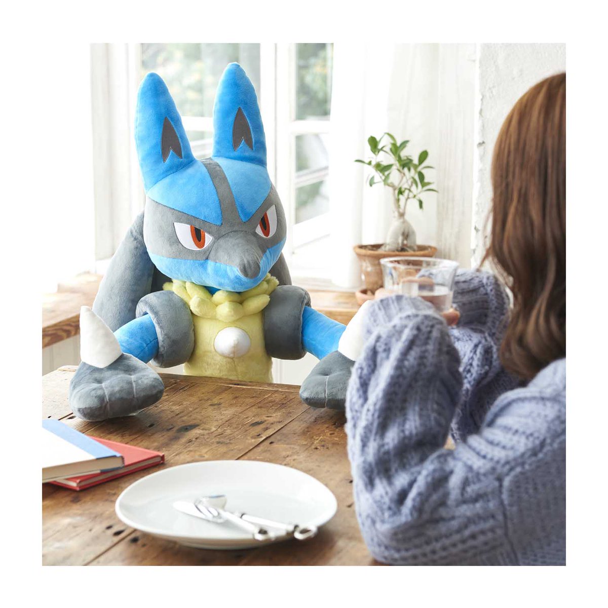 CentroPokemon's tweet photo. Ya está disponible para reservas el peluche de Lucario en tamaño real en el Pokémon Center de EEUU.

Costará $419.99 y estará disponible en abril de 2022.

https://t.co/GHF0rrwDyv https://t.co/8Ux9quAncr