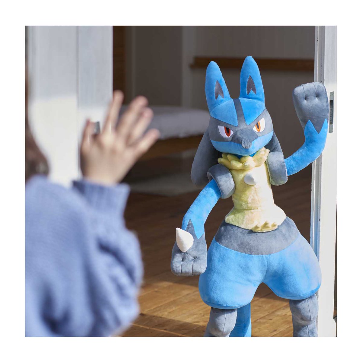 CentroPokemon's tweet photo. Ya está disponible para reservas el peluche de Lucario en tamaño real en el Pokémon Center de EEUU.

Costará $419.99 y estará disponible en abril de 2022.

https://t.co/GHF0rrwDyv https://t.co/8Ux9quAncr