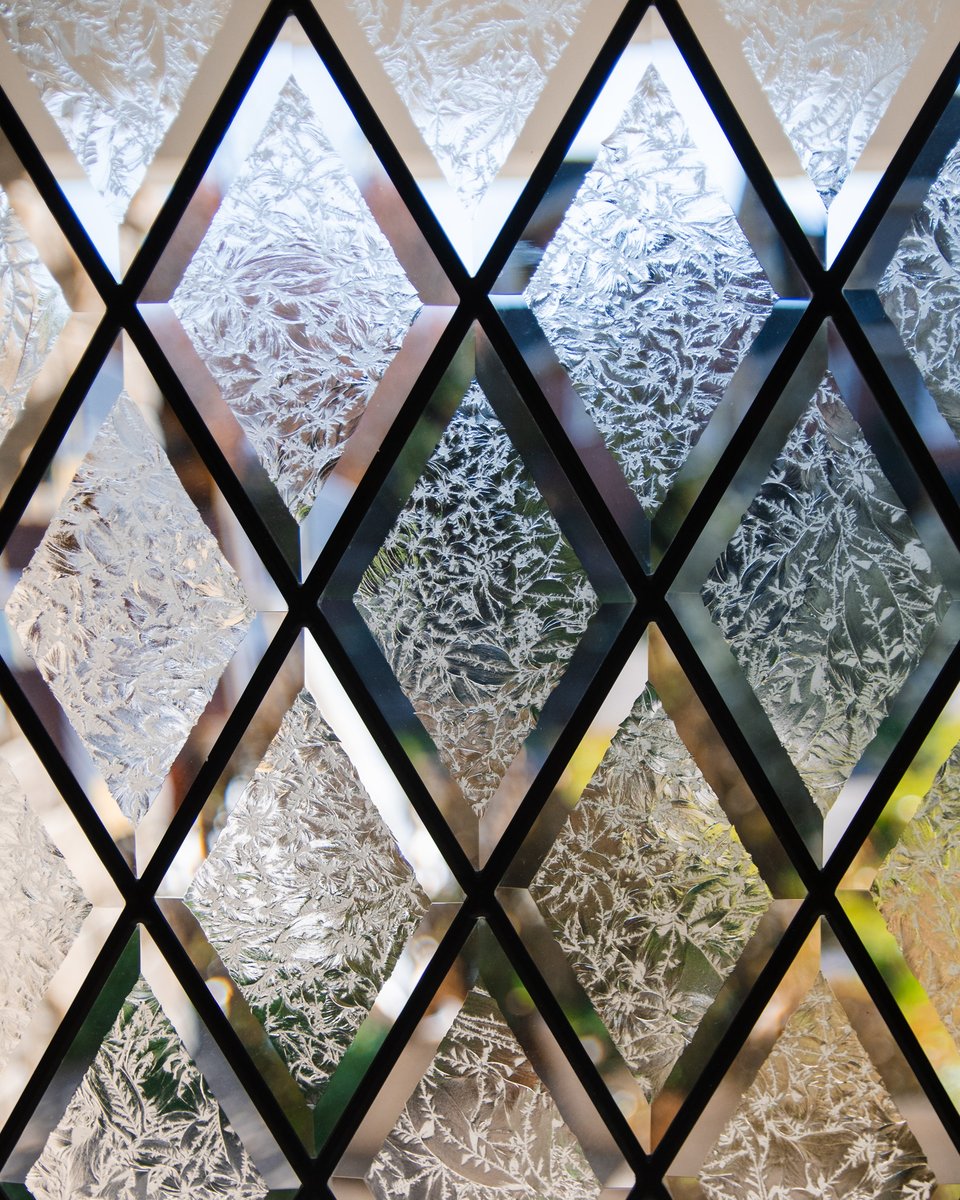 verdunwindows's tweet photo. The Canterbury doorlite glass is one to remember! 😍 In the sunlight, beautiful light rays shine right through! ✨ Are you a fan of stylized glass on your entryway door? #VerdunRight

#VerdunDoors #Doorlite #Glass #FallVibes #InteriorDesign  #CustomBuilt #HomeReno #doorway https://t.co/WHCkukWXfA