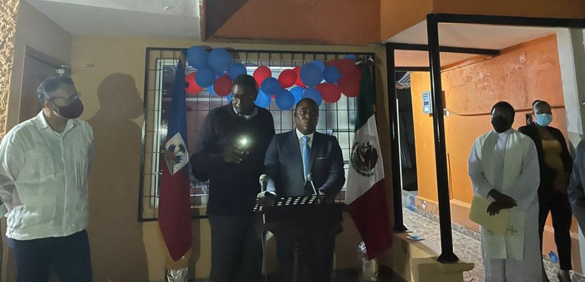 maximilianoreyz's tweet photo. Celebramos la apertura del Consulado de Haití en Tapachula, Chiapas, que prestará servicios a la población de 🇭🇹 en el sureste de 🇲🇽.
Inauguraron el Emb. @huguesfequiere y DG de Cancillería haitiana @BeSam80 y funcionarios de la @SRE_mx. https://t.co/2rOTEffQgt