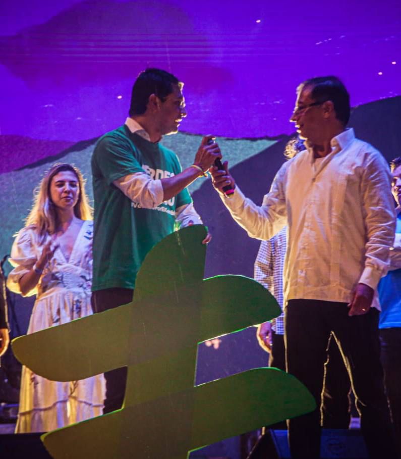 ¡Tenemos que ser capaces de construir en medio de la diferencia!

Somos proyectos distintos que se juntan para competir, compartir y construir el cambio que exige Colombia.

¡Vamos a lograrlo!