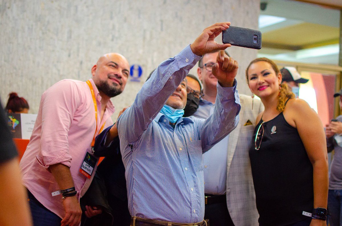 DrJuanRodrig's tweet photo. 🌋😎 | El Salvador es la capital mundial del #bitcoin. 

En #LABITCONF hemos tenido ponentes de prestigio internacional, quienes nos han hablado sobre educación financiera cripto para todos🤯🇸🇻. https://t.co/o1HfUhjDfw