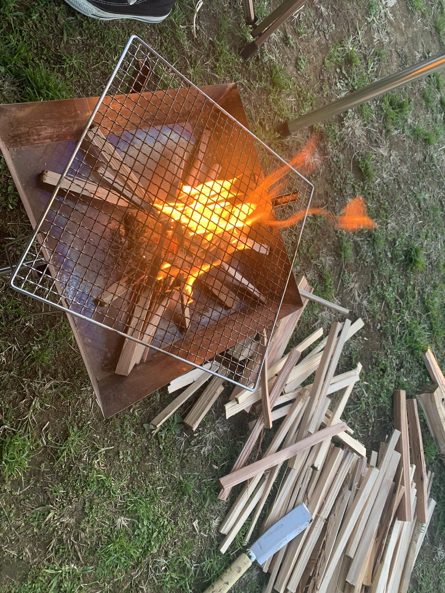 yozoranet's tweet photo. 晴れても寒い。薪が保たないですよね。🥲
#焚き火　#薪割り https://t.co/3MTHMpqRZf