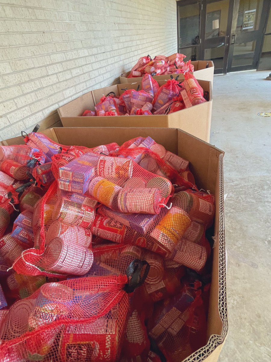 dcole_SMCISD's tweet photo. Giving out food to our students &amp; our neighbors in our community this afternoon! Happy Thanksgiving 🦃! Thank you food bank of RGV!
@foodbankrgv @cftjrhigh @SylviaH15402441 @FFaticati1 @mtijerina_iii @edcouchelsa_isd @GRodPhD https://t.co/WfHbtBRlcR