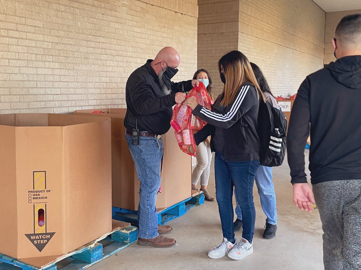 dcole_SMCISD's tweet photo. Giving out food to our students &amp; our neighbors in our community this afternoon! Happy Thanksgiving 🦃! Thank you food bank of RGV!
@foodbankrgv @cftjrhigh @SylviaH15402441 @FFaticati1 @mtijerina_iii @edcouchelsa_isd @GRodPhD https://t.co/WfHbtBRlcR