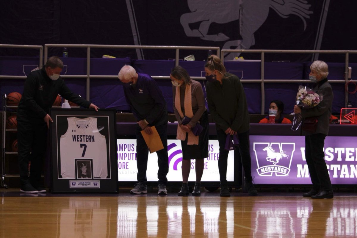 WesternMustangs's tweet photo. W🏀 During halftime tonight, the Mustangs announced the recipient of the 2021 Leslie Petter Memorial Award as part of the teams annual celebration of the legendary Mustang.

This years recipient is Ashley Wheeler.
📸 Kim Ng 
#RunWithUs #WesternMustangs #AlwaysAMustang https://t.co/vwIINs7Bzc
