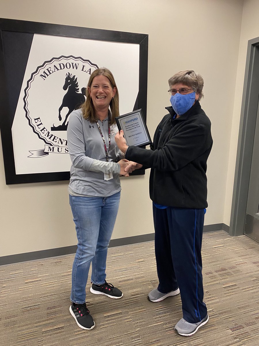 GechterMBPE's tweet photo. Went to pick up some equipment from @MLCoachKeely after school today and while I was there she was surprised by KAHPERD &amp; presented her Kansas Elementary Physical Education Teacher of the Year award!! So lucky to capture this moment ! @OlatheElemPE #opsmomentsthatmatter https://t.co/IO7n61bwI1
