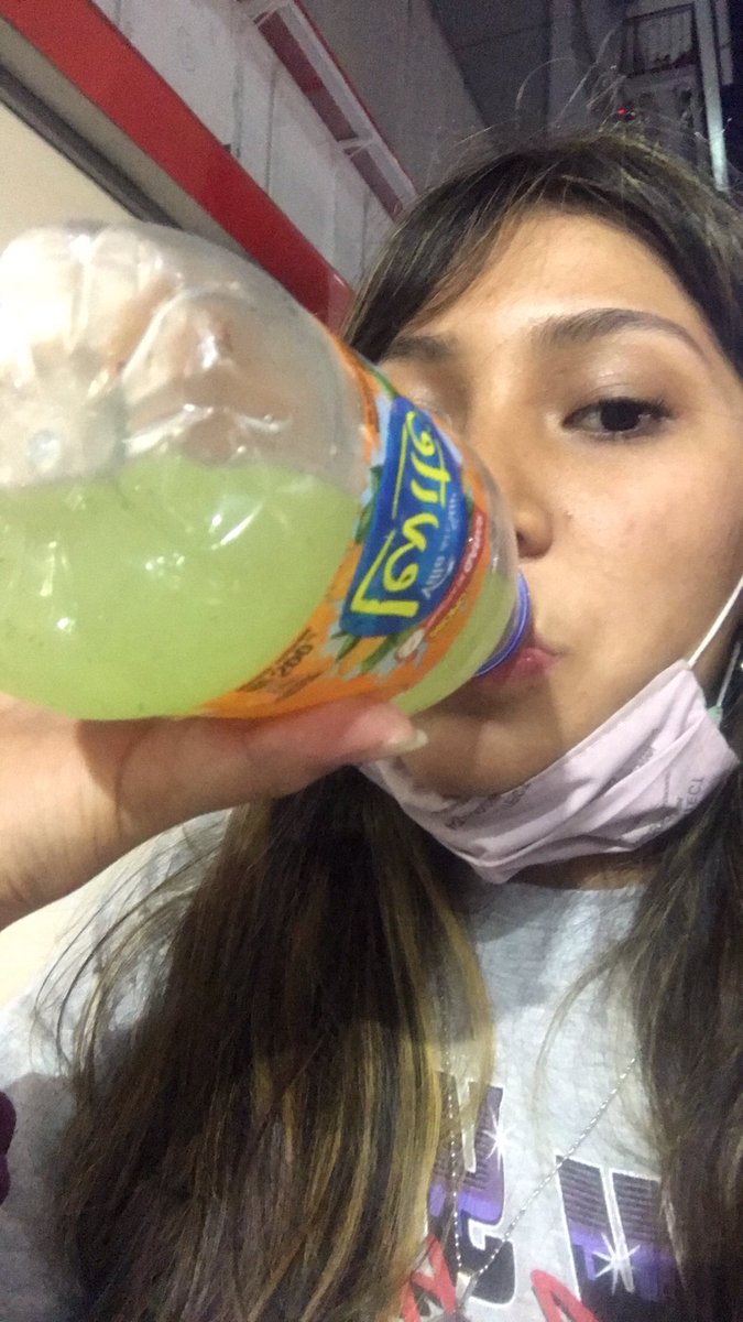 lauimaca's tweet photo. a ver quedaba MEDIA jara de limonada  y yo no la iba a dejar milagros falsa amiga que me dejo y me dijo cirujeta https://t.co/uWiopAXOz1
