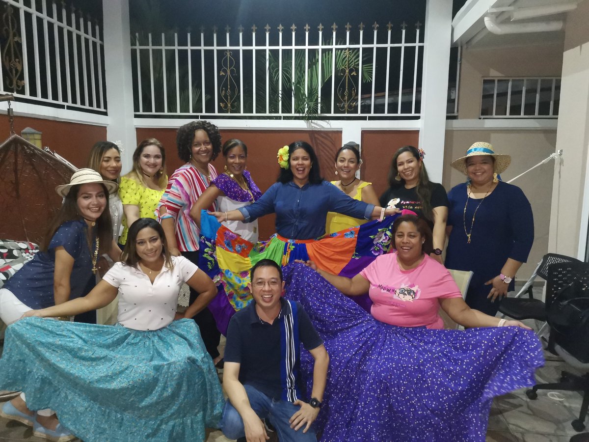 LyndaLuna06's tweet photo. Encuentro Post Pandemia #IESC 🤩 #Promo97 #Comercio #Friends @enildaw https://t.co/M1zbHT5zfY
