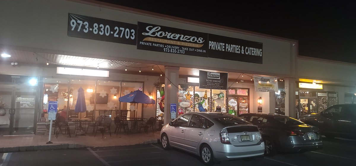 Siddharth_Kak's tweet photo. @stoolpresidente Enjoyed wonderful pizza at Lorenzo's in Little Falls, NJ. Quite possibly the best in Northern NJ. Dave you need to come try it out? Mike would be more than happy to host you. #bestpizza #daveportnoy https://t.co/1wIo4OZ4po