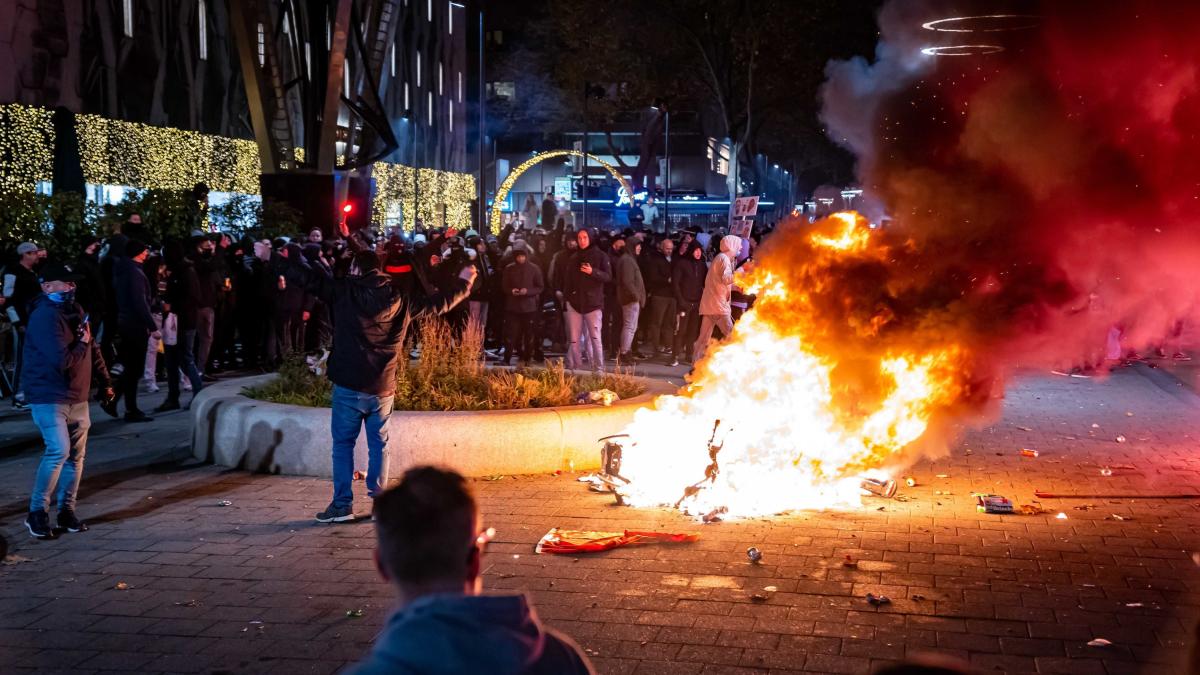 welt's tweet photo. Massive Ausschreitungen wegen 2G – Verletzte durch Schüsse der Polizei https://t.co/gvL7lZVWUe https://t.co/q0QOWd86ca