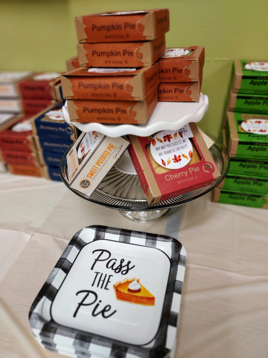 Lewis_Clark_PTA's tweet photo. So excited to be able to treat the amazing teachers and staff at Lewis &amp; Clark Elementary School to this delicious spread today! We couldn't be more Thankful for them. 💙💛 Hoping this small gesture shows our appreciation and touches their hearts this holiday season! 🦃🍁🍂 https://t.co/qlphoSShMt