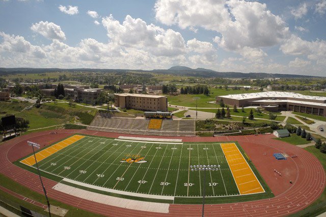 shift_team_don's tweet photo. After a great talk with @JoeAshfield I am happy to say I’ve received a D2 offer from Black Hills State University 💚💛💰🙏🏾 @BlackHillsState  @OwlFootball_ @BrandonHuffman @JUCOFFrenzy #WEoverME https://t.co/jTIpyRsTQd