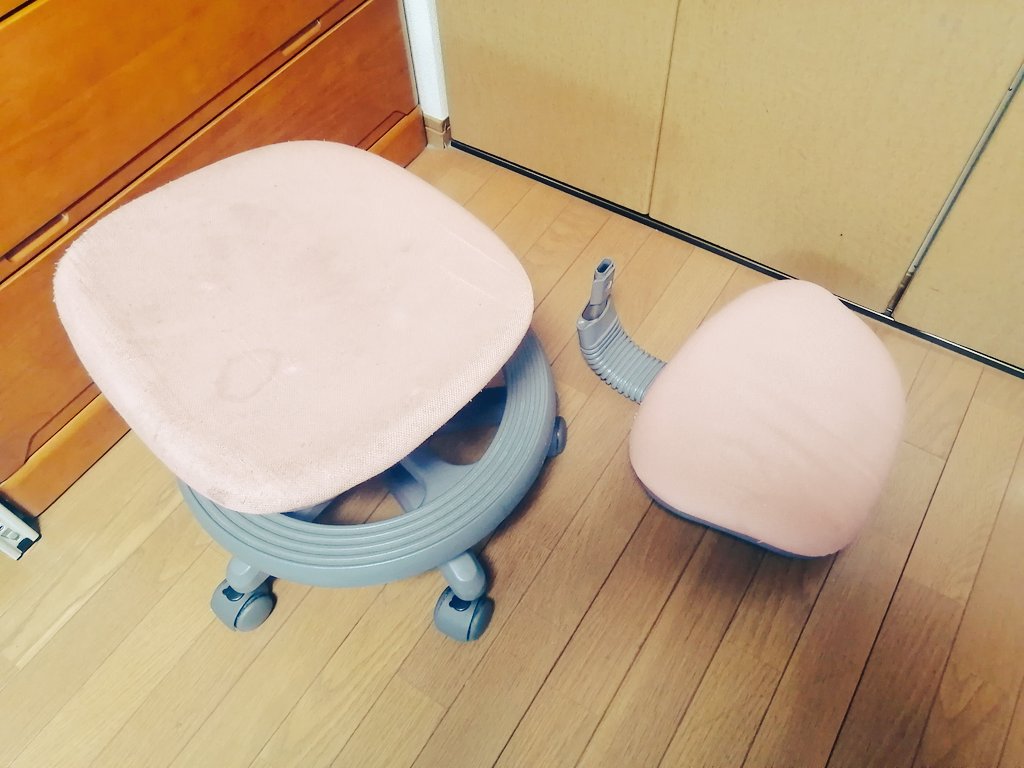 sakura_brk's tweet photo. なぁ椅子よ、信用して寄りかかったのに裏切られてしまった私の気持ちが分かるか？ https://t.co/5QIk5XwT1Z