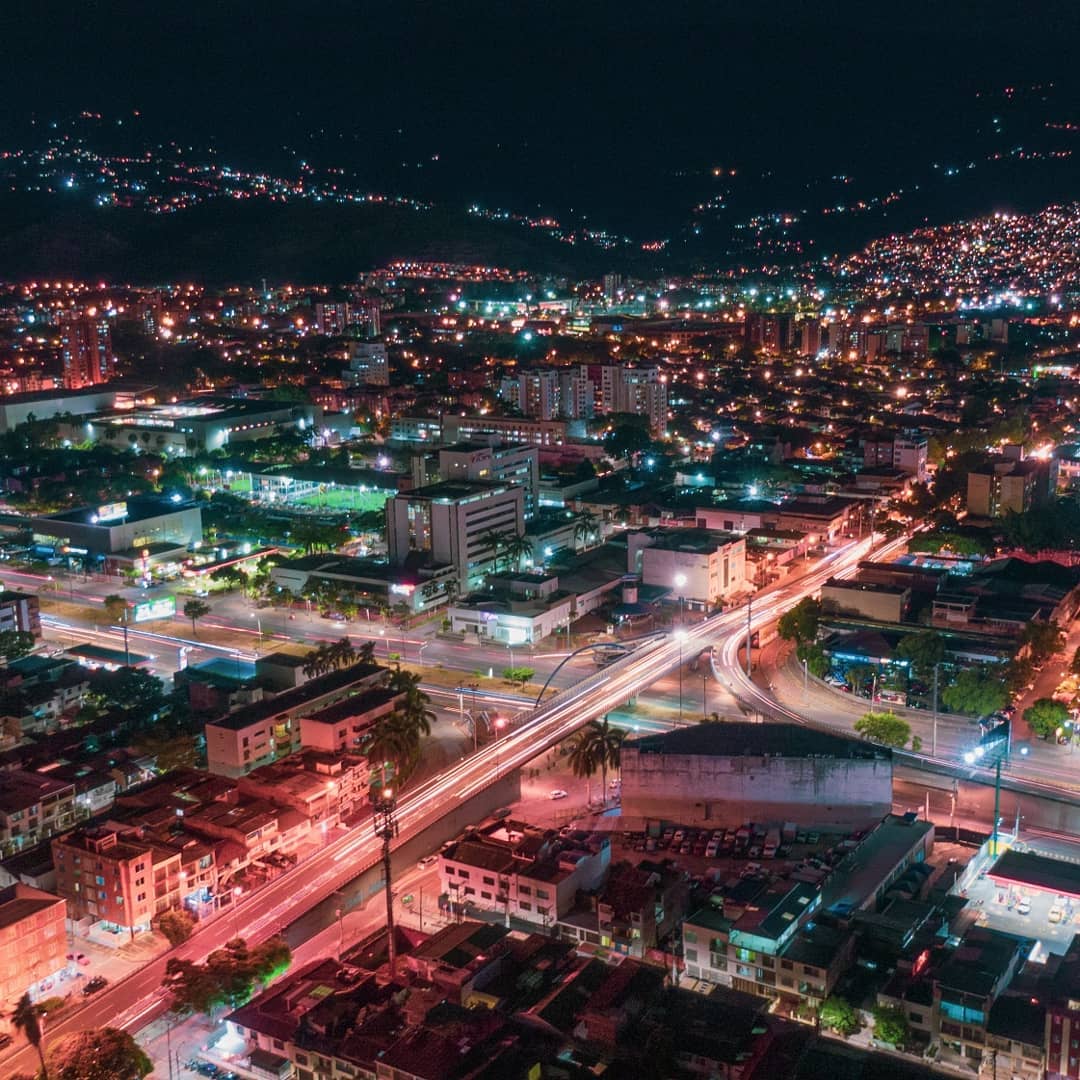 OrgulloCaleno's tweet photo. Que bella es Cali, no creen?
Foto: DroneFilms https://t.co/mmcZsVSsO7