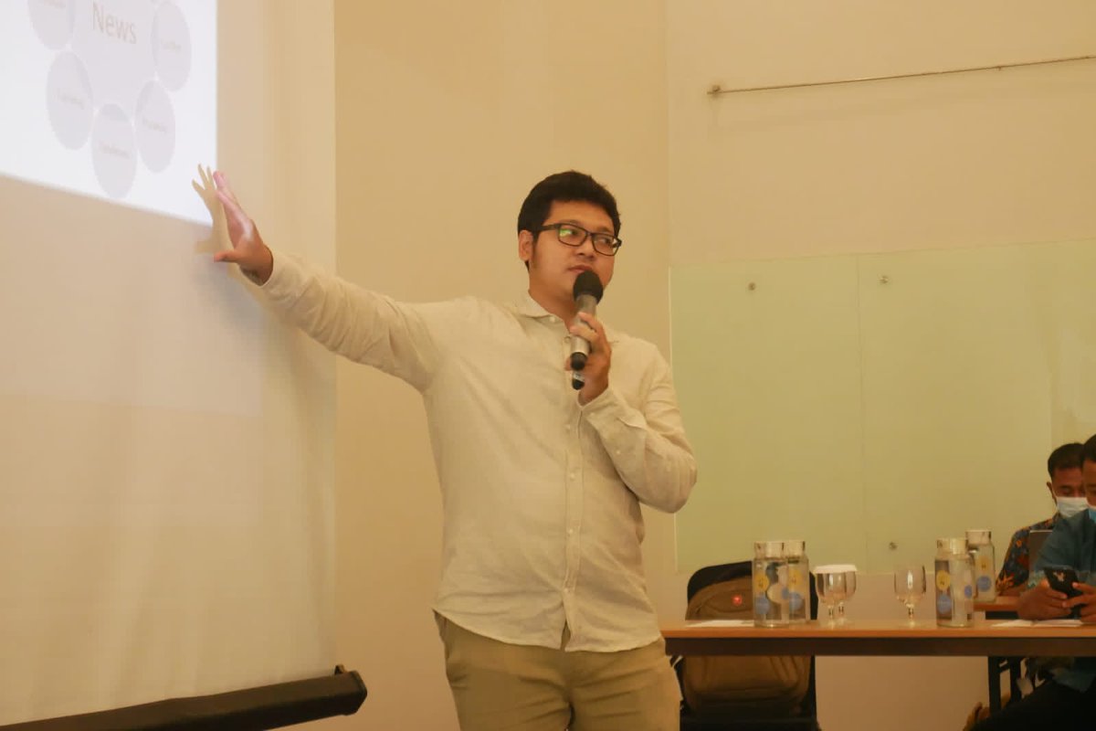 Ozzien22's tweet photo. Jurnalistik Video dibawakan oleh Master Fanda Muhyidin dalam Workshop Konten Kreatif yang diselenggarakan MUI bekerjasama dengan Kominfo.

Surabaya, 18-20 November 2021

#IslamWasathiyahMUI
#MUIJagaMoralBangsa
#MUIJawaTimur
#MUIkabtrenggalek https://t.co/d0D173BdPX