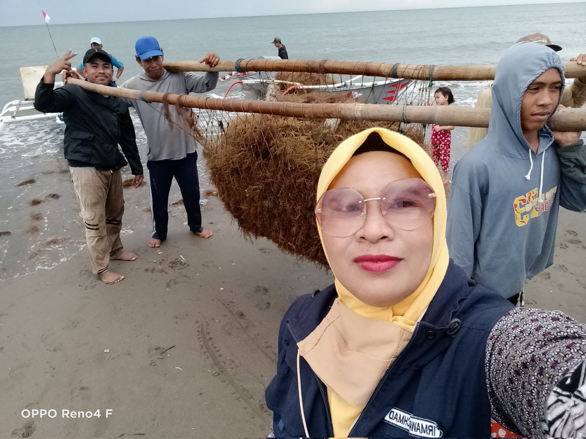 AchmadIrmawati's tweet photo. Kamis 18/11/2021, Irmawati Achmad, https://t.co/QbRETuefMU.Pi, Luhkan Jeneponto, Kunjungan kelompok Binaan lagi panen Rumput Laut Spinosium 3000 Kg Pokdakan Tunikamaseang dan Pembibitan Pokdakan Cahaya budi,Desa Bulo2 Kec Arungkeke
#Guat Luhkan Satminkal Maros
#Jeneponto https://t.co/ztW84xKU7Z