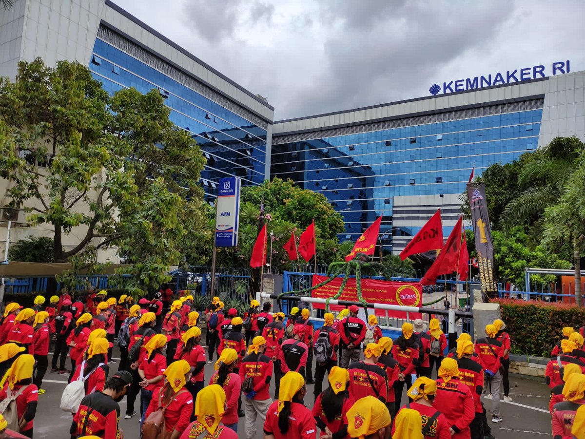 AwankDoank86's tweet photo. Kementrian Ketenagakerjaan RI dan Kementerian Dalam Negri Agar segera mencabut Surat Edaran yang Melegalisasi Pemberlakuan UPAH MURAH https://t.co/m6DF6KiXHc
