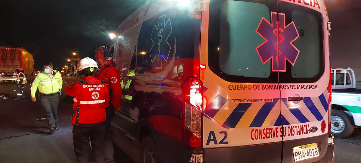 BomberosMejia1's tweet photo. #Atropello
Esta noche, un hombre de aproximadamente 30 años falleció, víctima de un atropello, en la Panamericana Sur, sector #ElTimbo.
Al arribo de nuestra unidad se encontró la víctima sin signos vitales. La escena quedó a cargo de Policía Nacional.
@ECU911_ @ECU911Quito https://t.co/0FBUMqOoxO