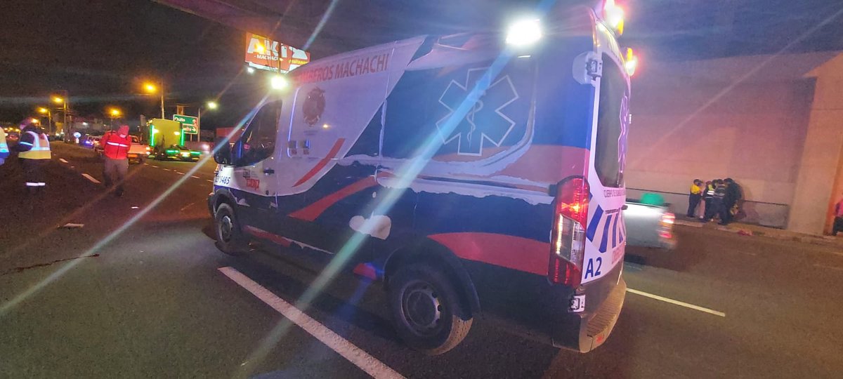 BomberosMejia1's tweet photo. #Atropello
Esta noche, un hombre de aproximadamente 30 años falleció, víctima de un atropello, en la Panamericana Sur, sector #ElTimbo.
Al arribo de nuestra unidad se encontró la víctima sin signos vitales. La escena quedó a cargo de Policía Nacional.
@ECU911_ @ECU911Quito https://t.co/0FBUMqOoxO
