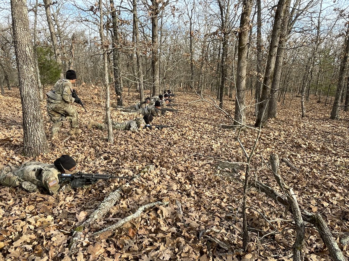 Charlie35th's tweet photo. Drill Sergeants lead and teach as the trainees perform tactical missions during FTX2, Anvil. https://t.co/puJLasTerX