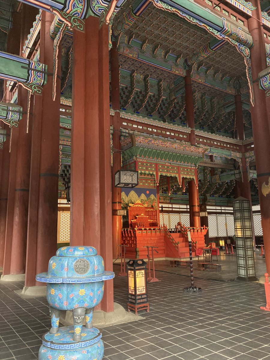 helena_rho's tweet photo. Sitting in the royal gardens. Still in Gyeongokgung. #americanseoul https://t.co/gb0LvZIFiC
