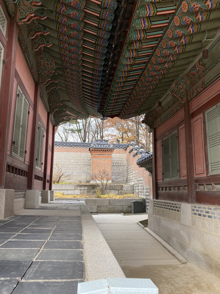 helena_rho's tweet photo. Sitting in the royal gardens. Still in Gyeongokgung. #americanseoul https://t.co/gb0LvZIFiC