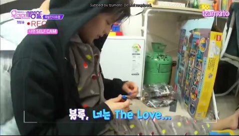 2yeonthinker's tweet photo. jeongyeon and her legos ☹️ https://t.co/NQeyr1aYNm