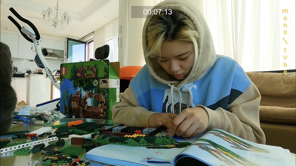 2yeonthinker's tweet photo. jeongyeon and her legos ☹️ https://t.co/NQeyr1aYNm