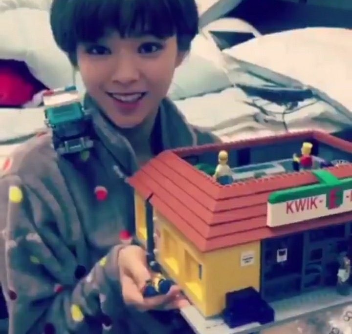 2yeonthinker's tweet photo. jeongyeon and her legos ☹️ https://t.co/NQeyr1aYNm