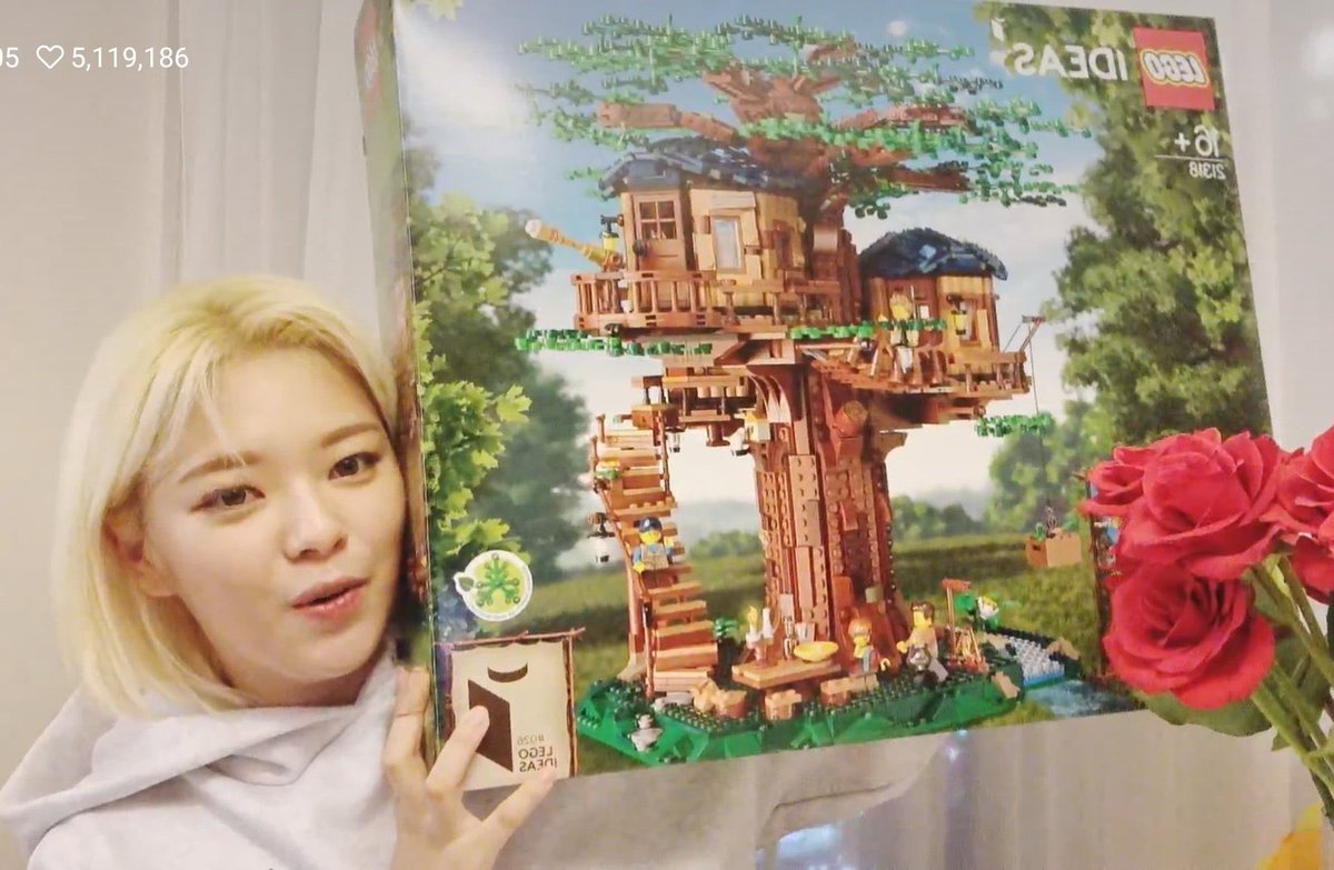 2yeonthinker's tweet photo. jeongyeon and her legos ☹️ https://t.co/NQeyr1aYNm