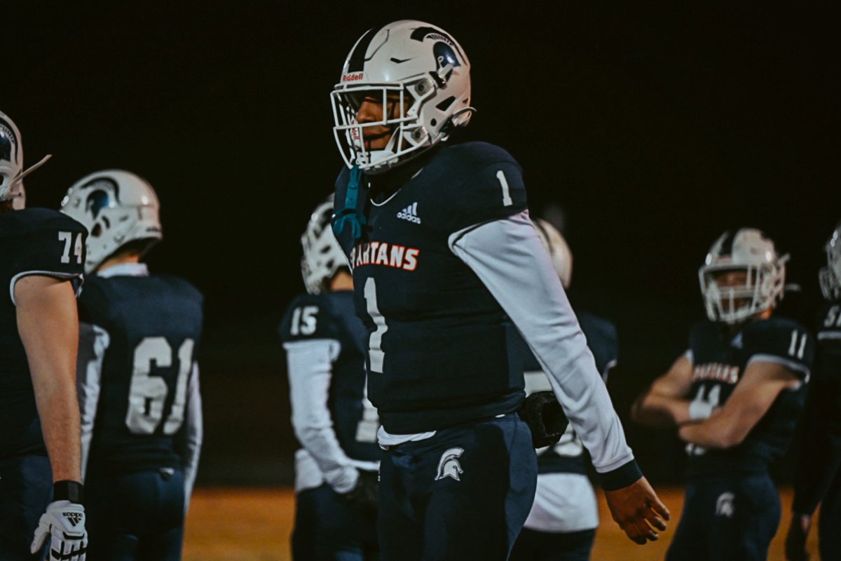 SENIORITYPHOTO1's tweet photo. ⚠️🏈HALFTIME: SUMMIT 20, RAVENWOOD 14. Brady Pierce and Destin Wade going video game on em! End zone x3!! @GridSummit @SummitSquad @SummitSquad @brady_pierce13 @Destinwade1 @UKFootball https://t.co/21sRcvKze3