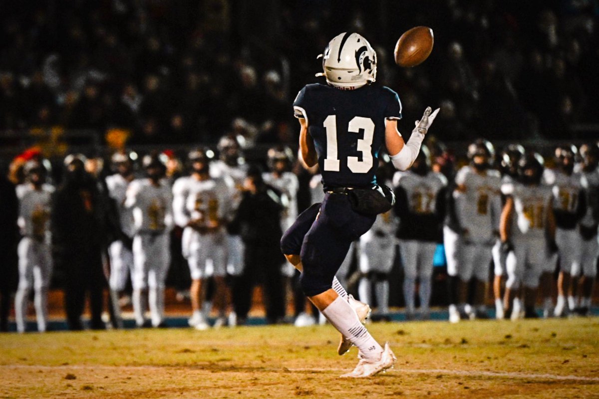SENIORITYPHOTO1's tweet photo. ⚠️🏈HALFTIME: SUMMIT 20, RAVENWOOD 14. Brady Pierce and Destin Wade going video game on em! End zone x3!! @GridSummit @SummitSquad @SummitSquad @brady_pierce13 @Destinwade1 @UKFootball https://t.co/21sRcvKze3