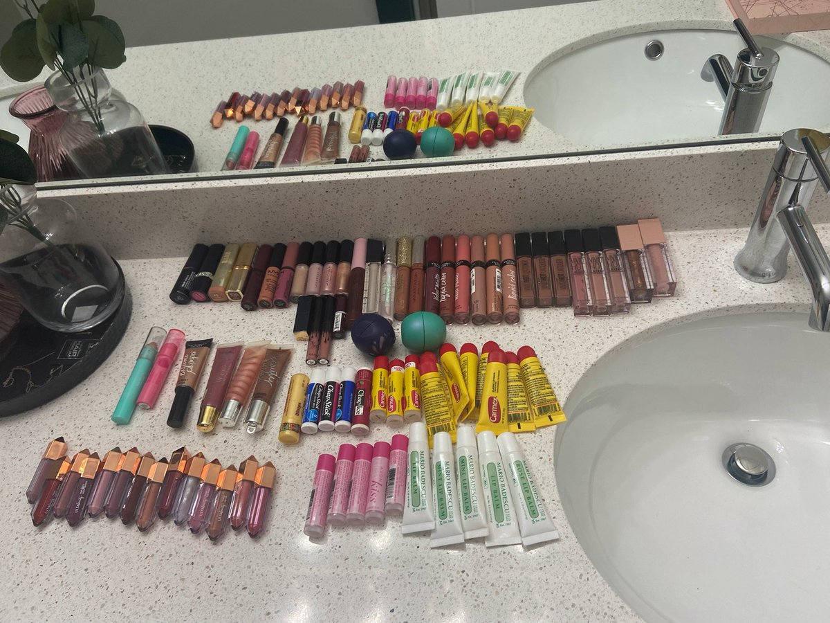 valpal1327's tweet photo. I got the impulsive urge to deep clean my bathroom at 9 pm … do y’all think I have a problem orrrr? 

Let’s not talk about the numerous others I have in my ulta cart ready to buy https://t.co/4XykDIRBiz