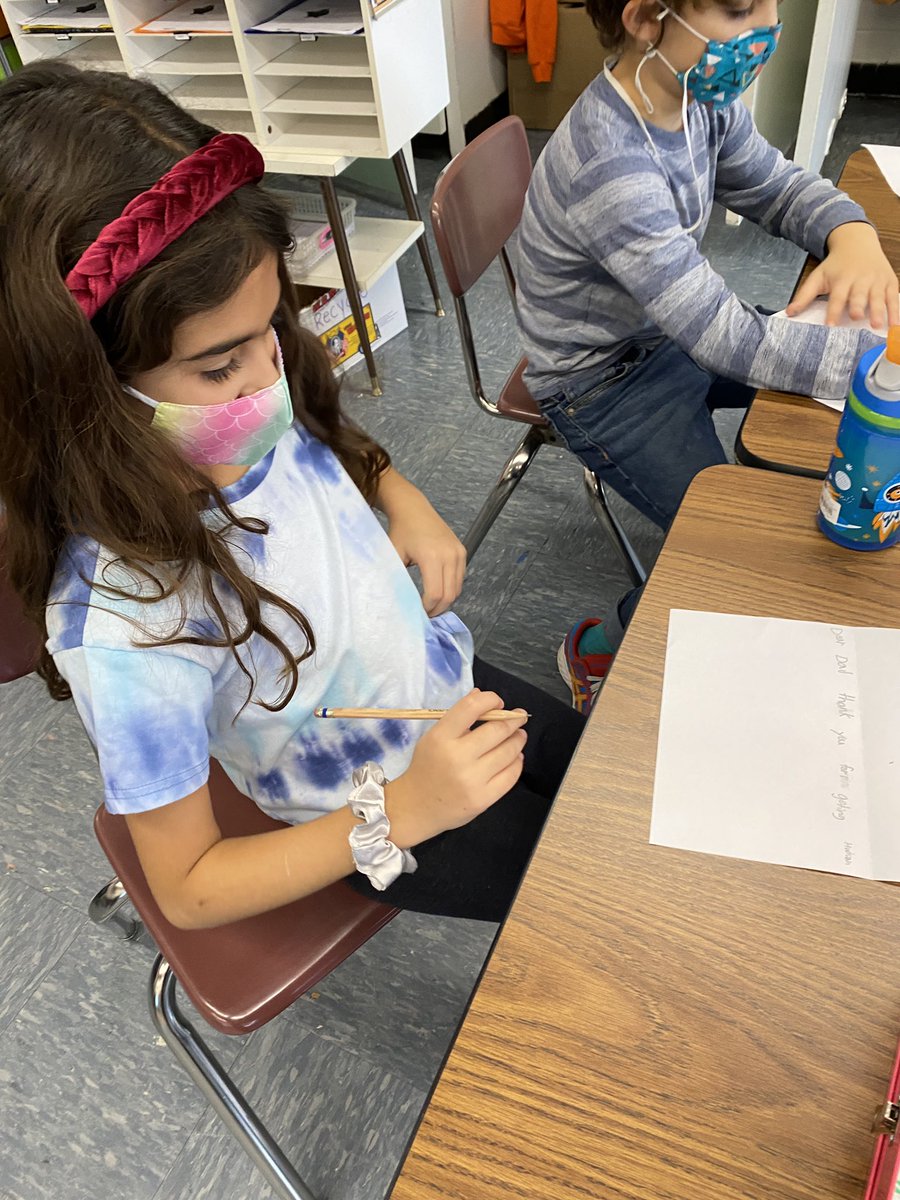 CCorcoran80's tweet photo. Today we learned that having gratitude and not expressing it, is like wrapping a gift without giving it. These Ss spread the love to friends, family and teachers as they expressed their gratitude. #PositivityInAction @FishkillFrogs @WCSDEmpowers @PosProject https://t.co/6tswfcGqe4
