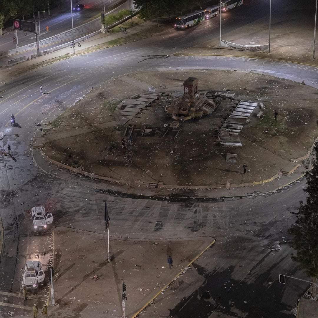 MagxSichel's tweet photo. ¿Y si deslizas estas imágenes? Unión, destrucción y esperanza. ¿Sabes que hay un camino para recuperar lo primero? #SePuede 💛 @sebastiansichel https://t.co/rFAsBlRl4E