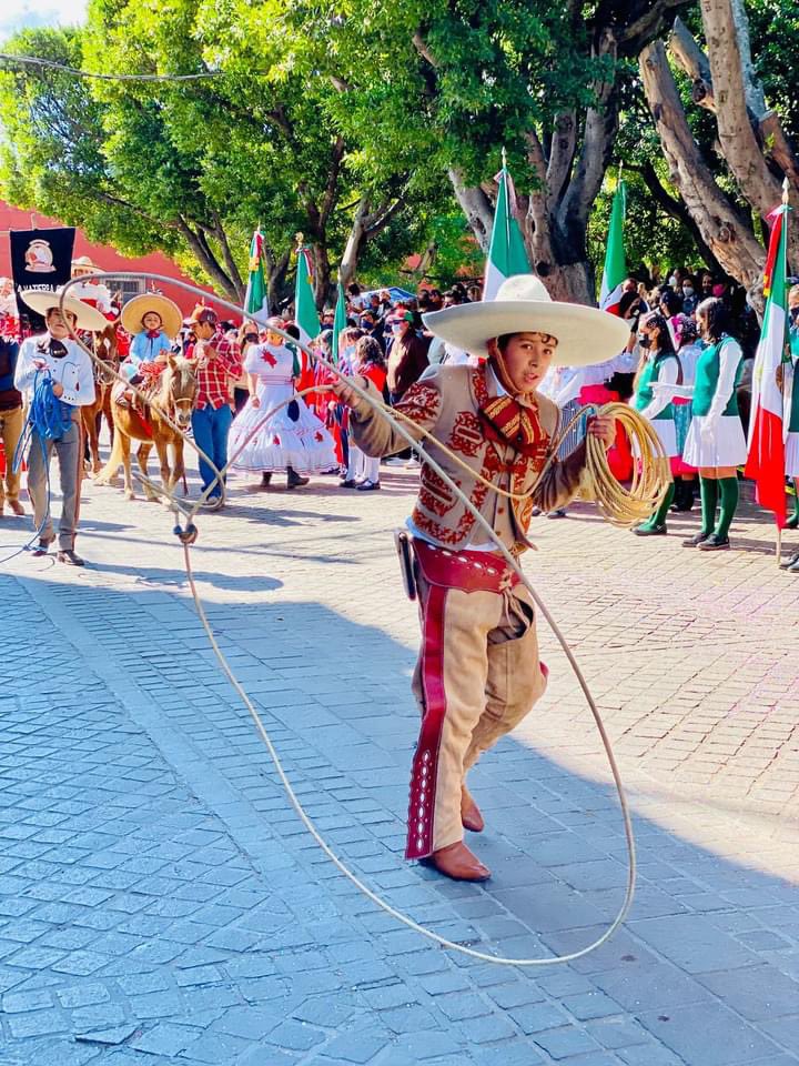 Desfile conmemorativo de la Revolución Mexicana 🇲🇽 en <a href="/SalvatierraMx/">Salvatierra Gto</a> , Guanajuato 
📷 <a href="/germancer/">Germán Cervantes</a> 

#GobiernosHumanistas
#ANACTV

<a href="/AleGutierrez_mx/">𝗔𝗹𝗲 𝗚𝘂𝘁𝗶𝗲́𝗿𝗿𝗲𝘇</a> Pdta #Leon Pdta Asociación Nacional de Alcaldes #ANAC