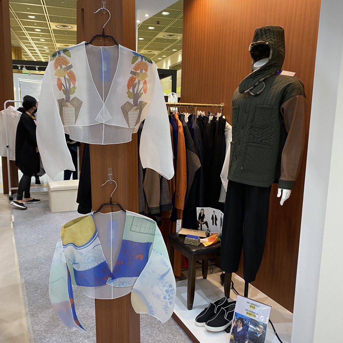 공예트렌드페어에 조용히 참가한 기로에ㅎㅎ
민화 시리즈랑 신상품들 들고 왔어요~
오신 분들은 한번씩 들러주세요💙