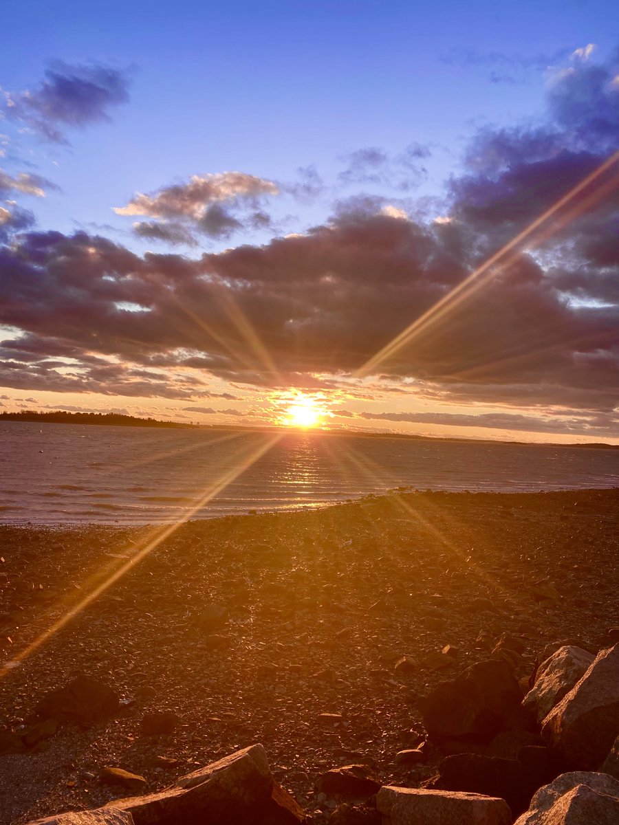 MARLEYGIRLMJ's tweet photo. Tonight’s #Sunset 🌅 here on the SouthShore of #Boston in #NewEngland 🦞#HullBay https://t.co/vaxpEy0mRJ