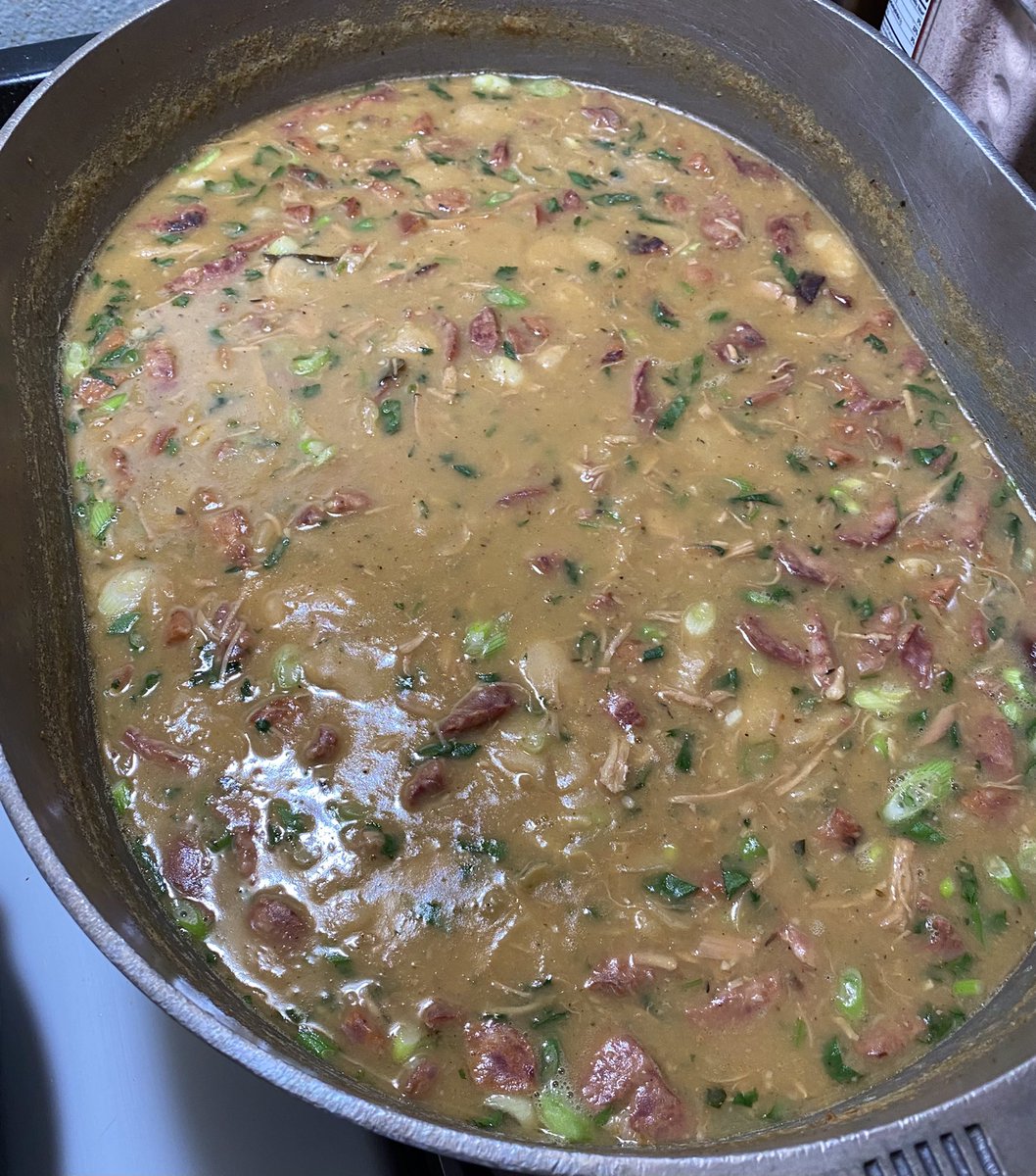 ChefKevinBelton's tweet photo. When you make meaty white beans, it’s impossible for me not to make enough to share for family and friends that appreciate them, that’s the NOLA way for sure⚜️ #whitebeans #theNOLAway #potofbeans #meaty #warm #filling #deliciousness #madewithlove #homemade https://t.co/Pdmt6S52Hi