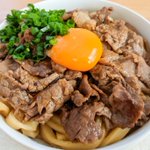 食べたときの満足感も大きそう!とっても美味しそうな、牛すき焼き風の「釜玉うどん」レシピ!