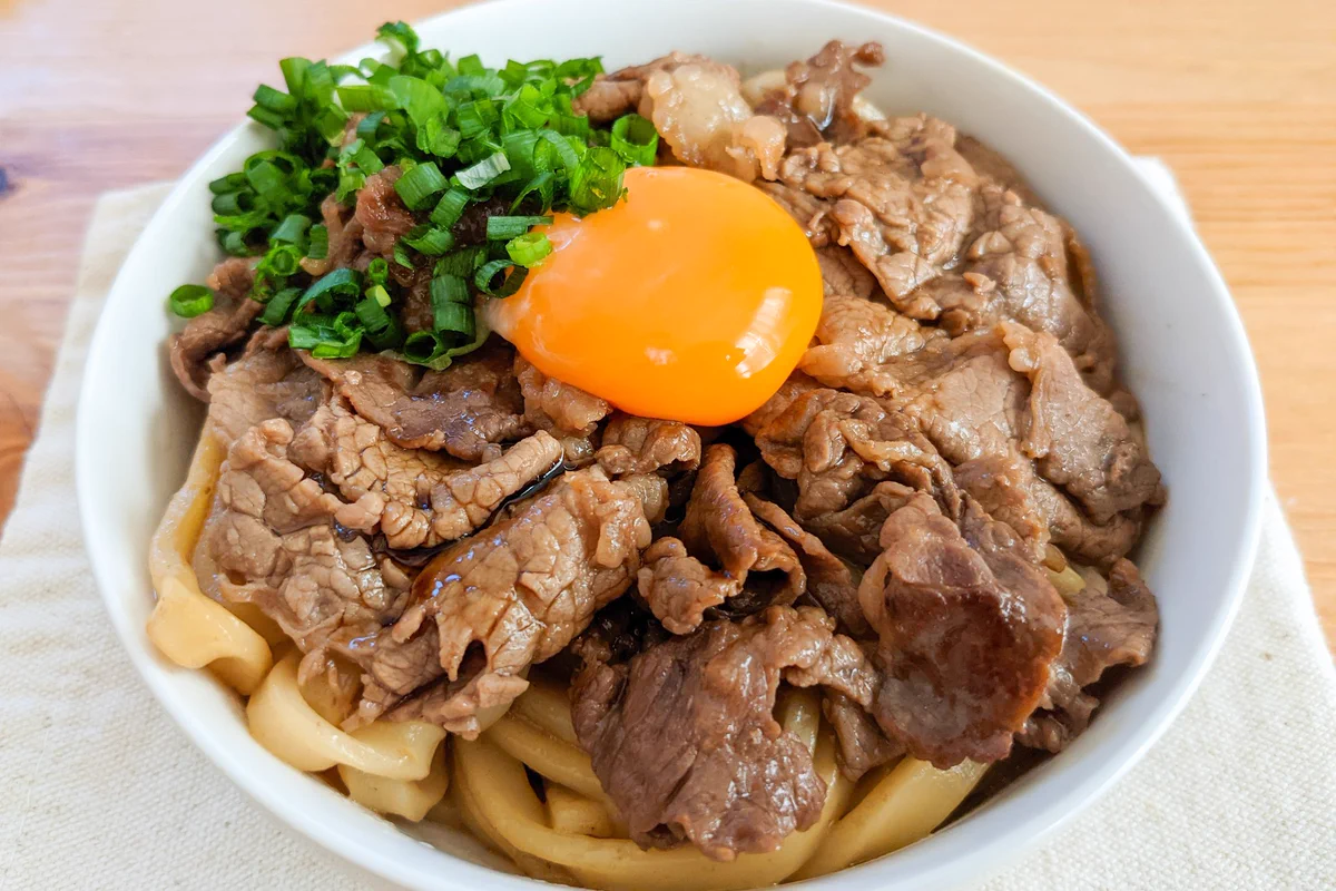 食べたときの満足感も大きそう！とっても美味しそうな、牛すき焼き風の「釜玉うどん」レシピ！